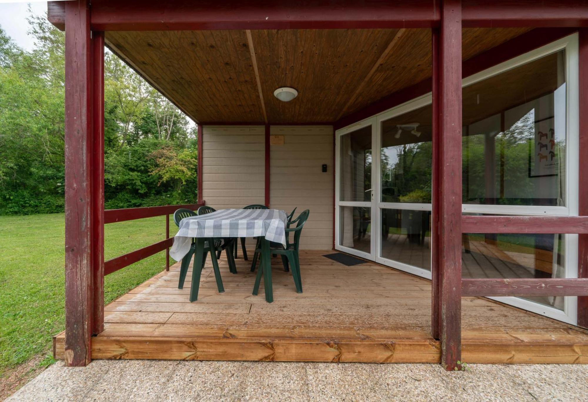 Camping Le Mont Libre - Cottage & Espace Nature - Gannat Ngoại thất bức ảnh